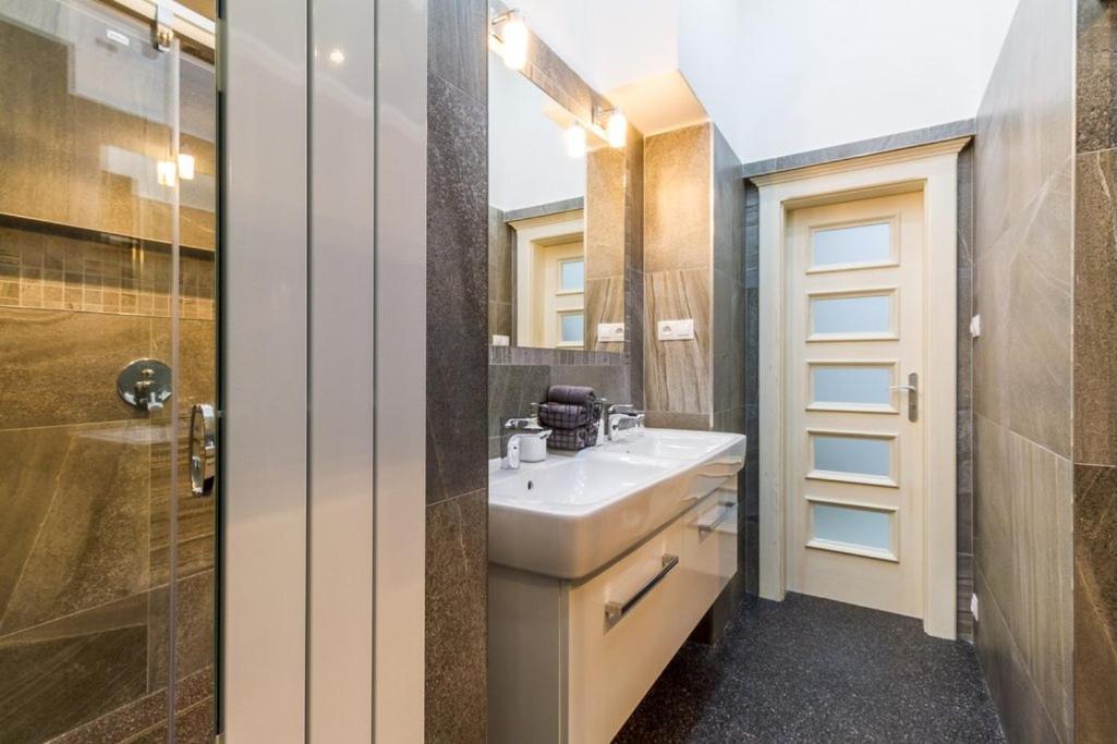 פראג Stylish Apartment 5 Minutes Walk From City Center מראה חיצוני תמונה